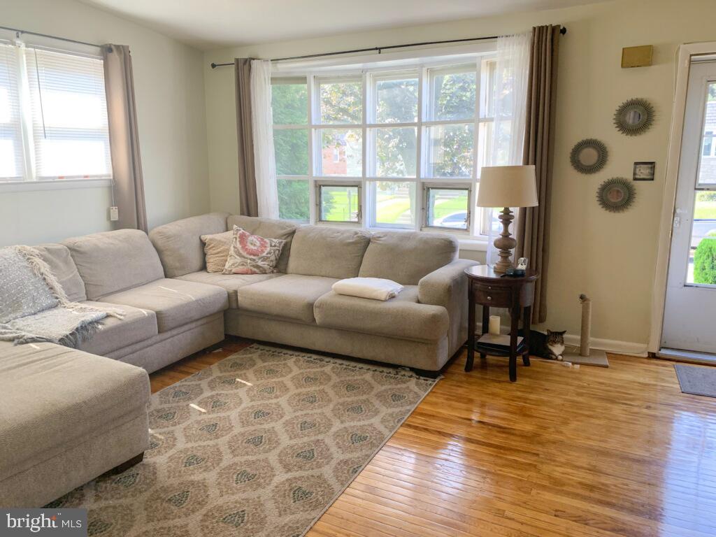 605 Wanamaker Road Jenkintown, PA 19046 - Photo 2 of 8 Living Room