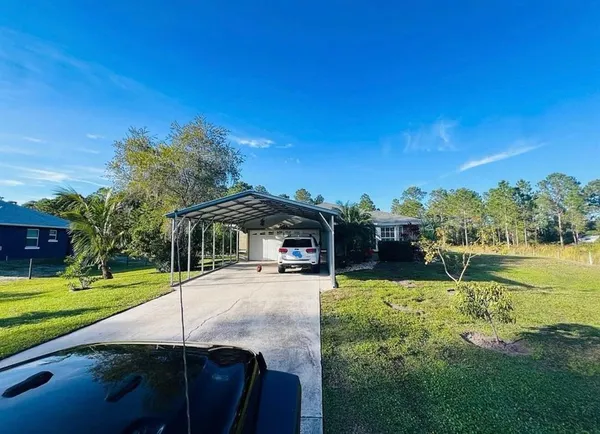 a view of a house with a yard