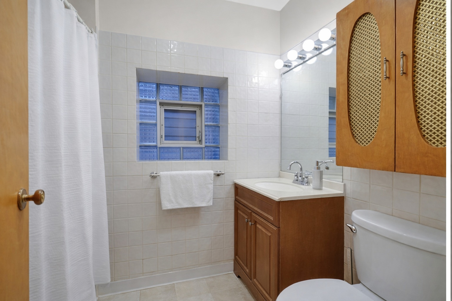 3329 South Racine Avenue Chicago, IL 60608 - Photo 21 of 33 a bathroom with a toilet sink and mirror