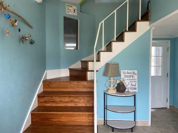 a view of entryway and workspace