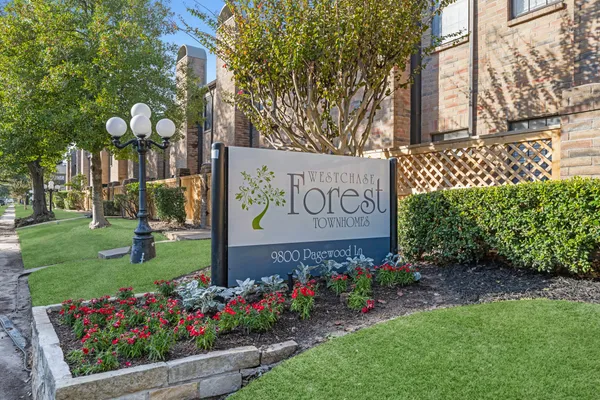 a view of sign board with a yard