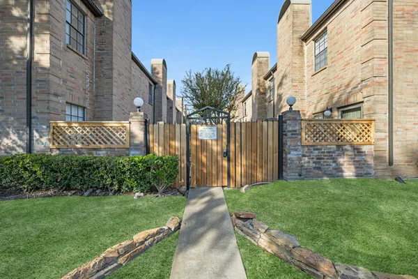 a view of a back yard