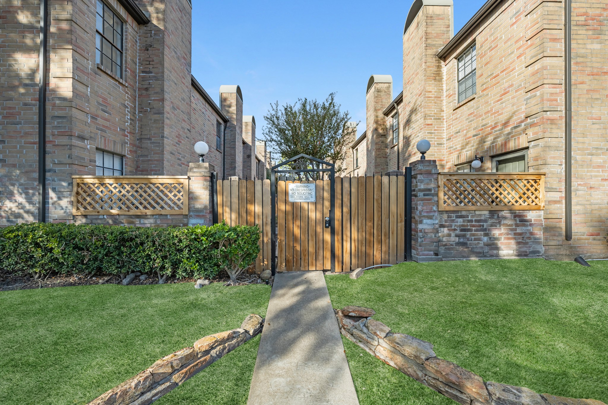 9800 Pagewood Lane, Unit 3103 Houston, TX 77063 - Photo 3 of 27 a view of a back yard