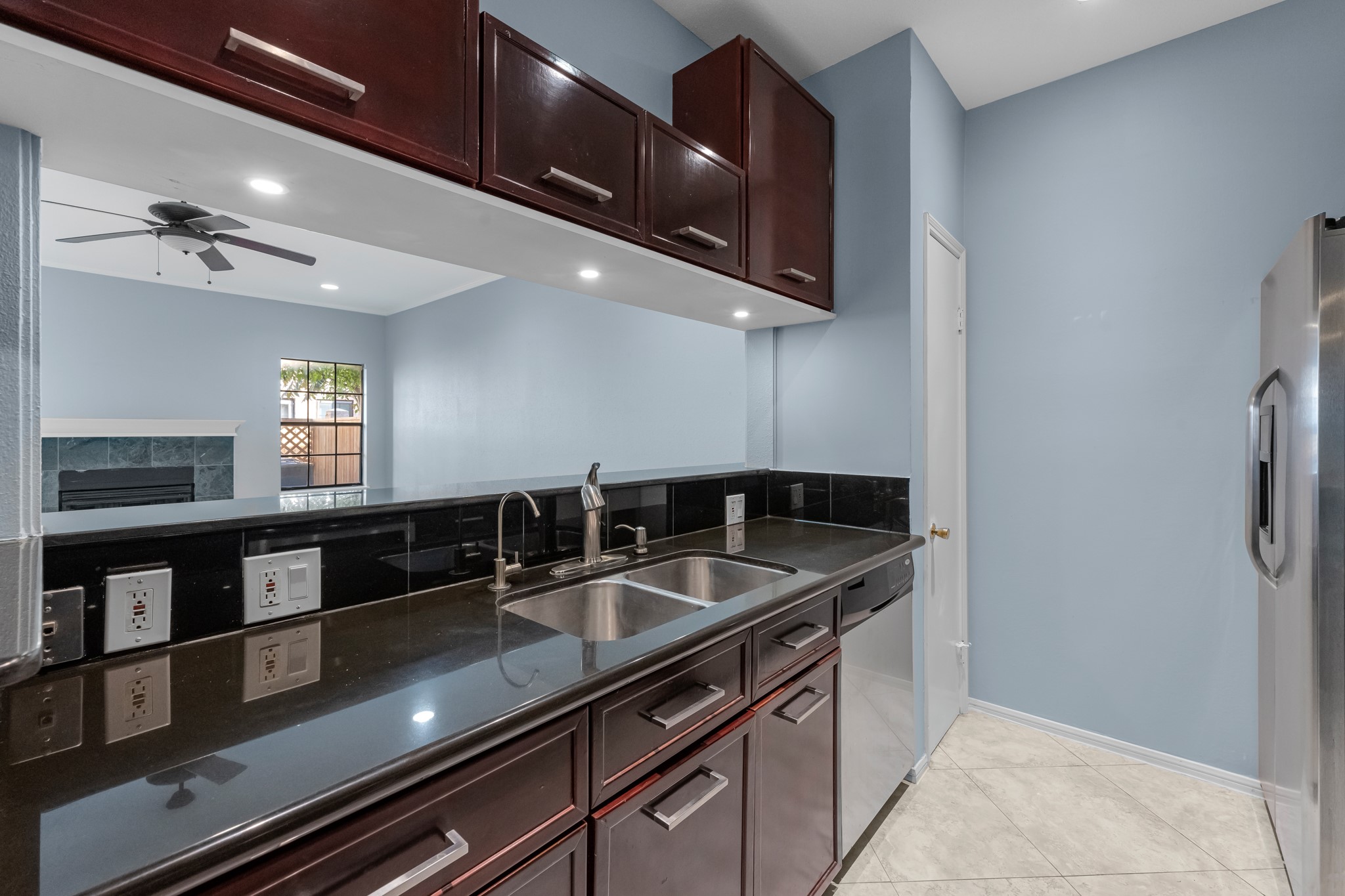 9800 Pagewood Lane, Unit 3103 Houston, TX 77063 - Photo 8 of 27 a kitchen with stainless steel appliances granite countertop a sink and a microwave