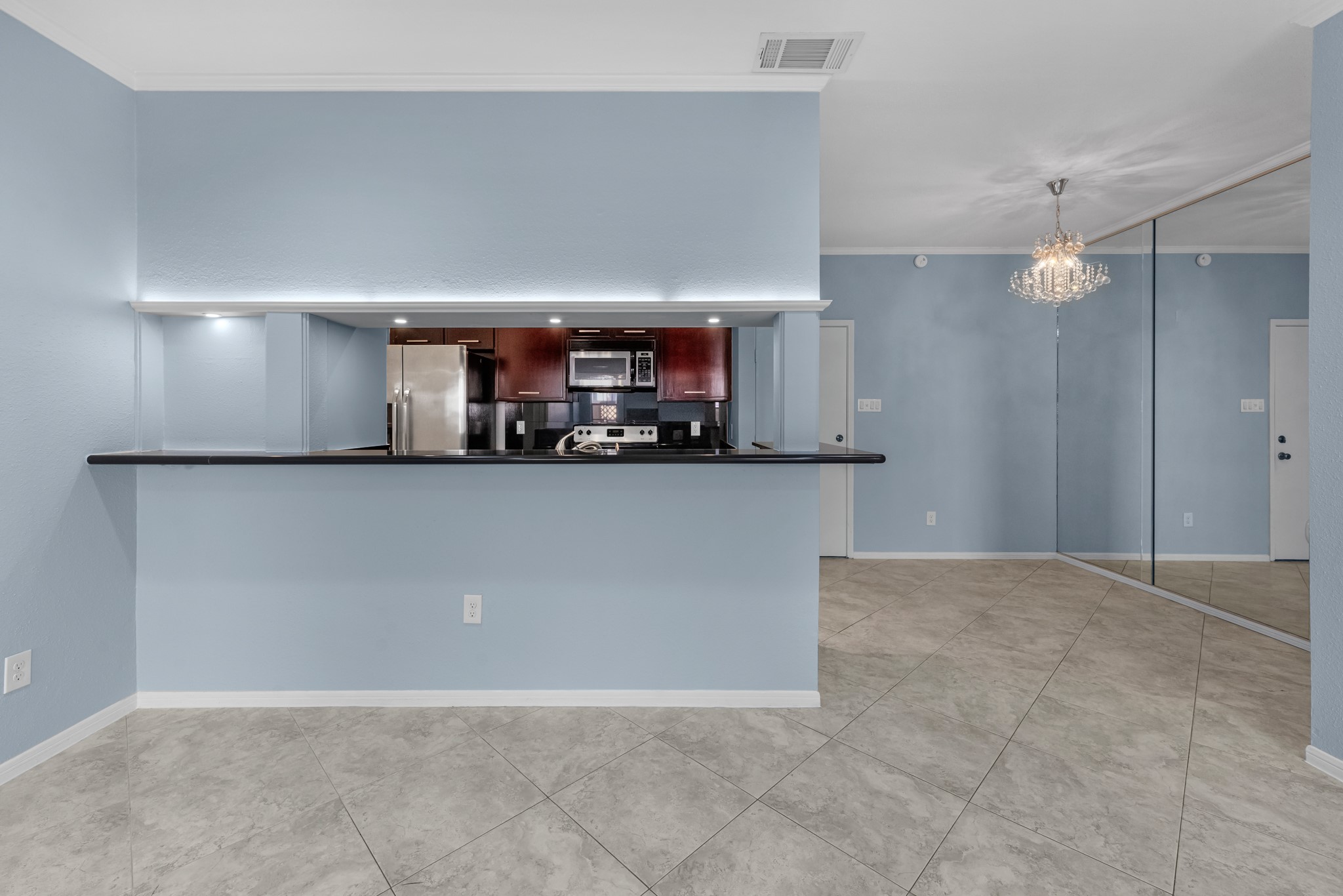 9800 Pagewood Lane, Unit 3103 Houston, TX 77063 - Photo 10 of 27 a view of a kitchen