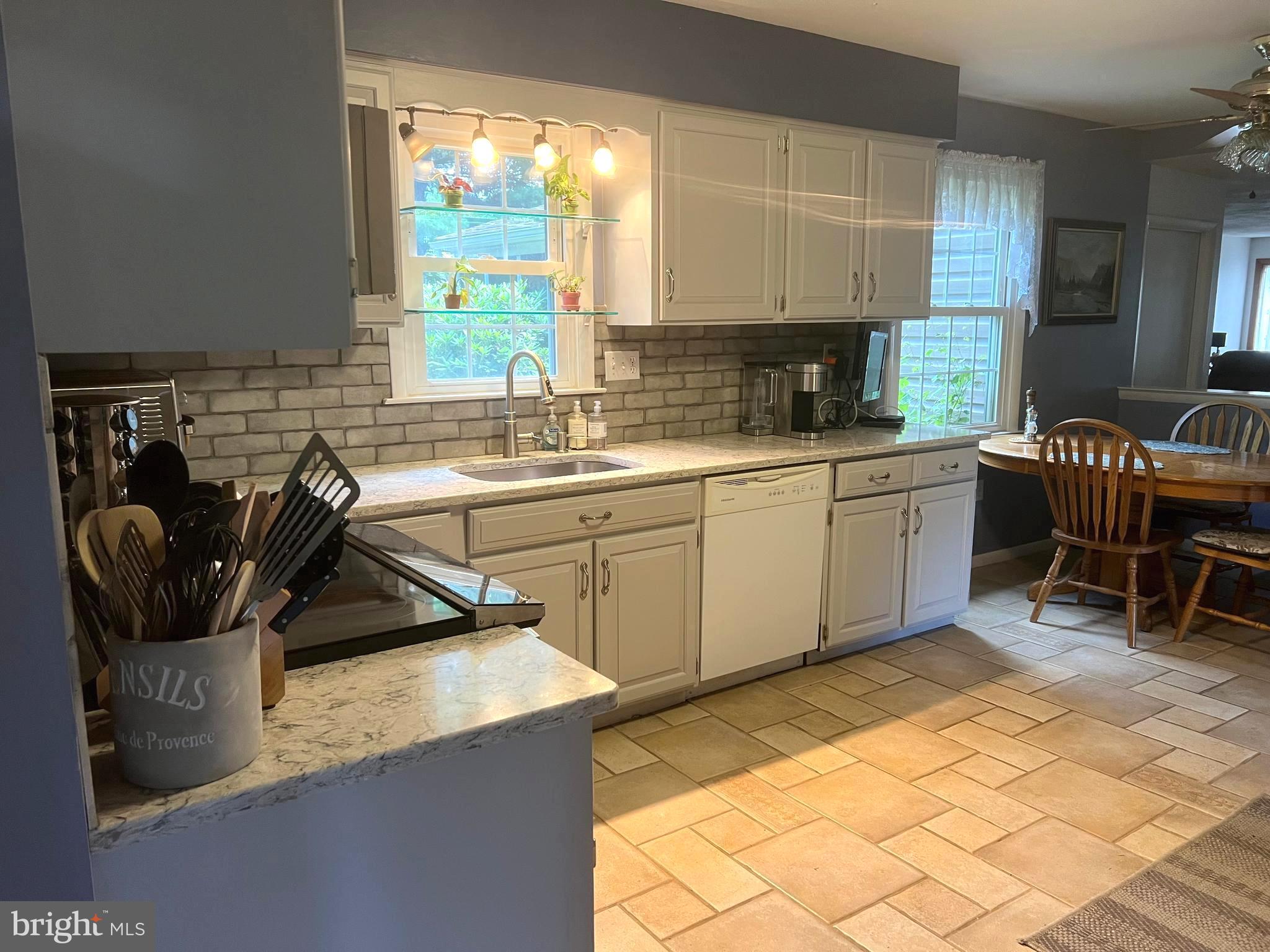 720 North Reeds Road Downingtown, PA 19335 - Photo 4 of 28 Lg. Bright, Eat In Kitchen, Ceramic Fl, Pantry Cl