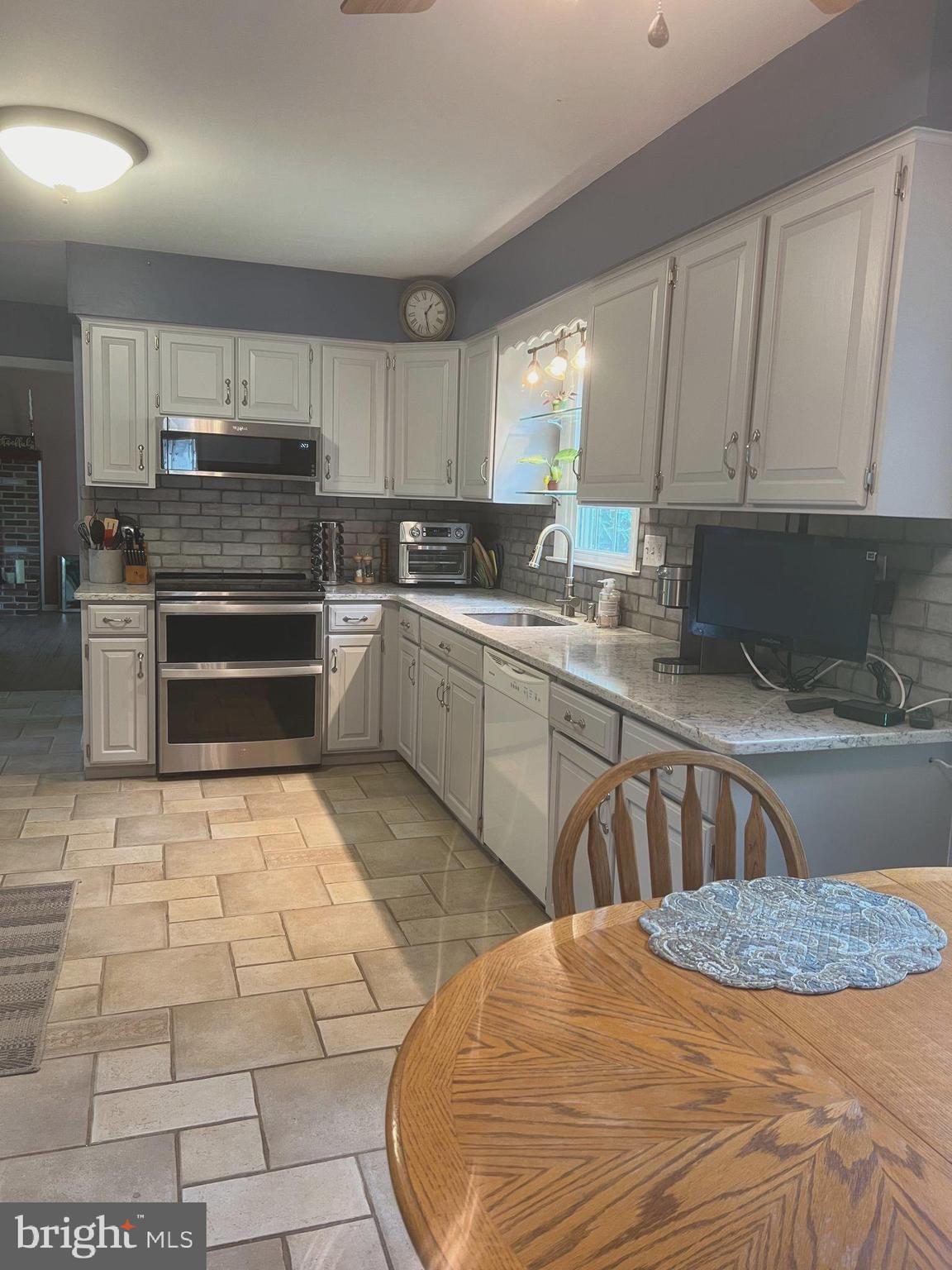 720 North Reeds Road Downingtown, PA 19335 - Photo 7 of 28 Range with Warming Oven & Conventional Below