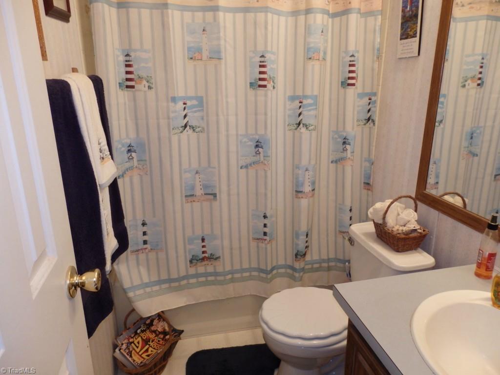 1744 Finch Farm Road Thomasville, NC 27360 - Photo 22 of 25 2nd bath