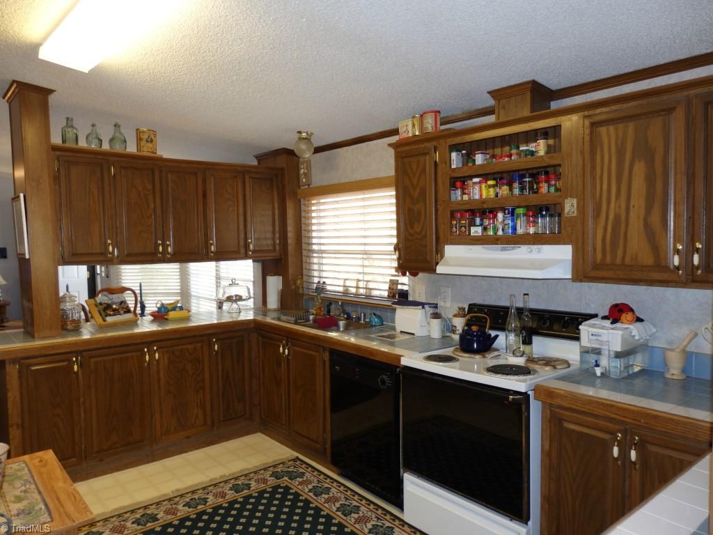 1744 Finch Farm Road Thomasville, NC 27360 - Photo 10 of 25 Kitchen