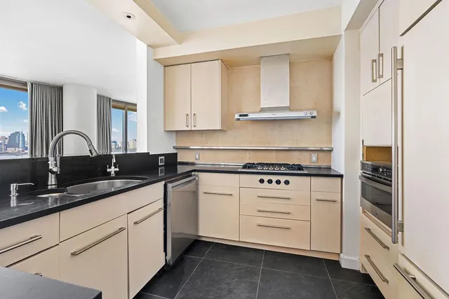 $2,380,000 | 10 West Street, Unit 16A | Battery Park City