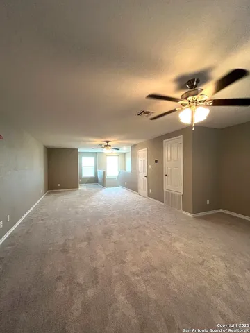 a view of empty room with a ceiling fan