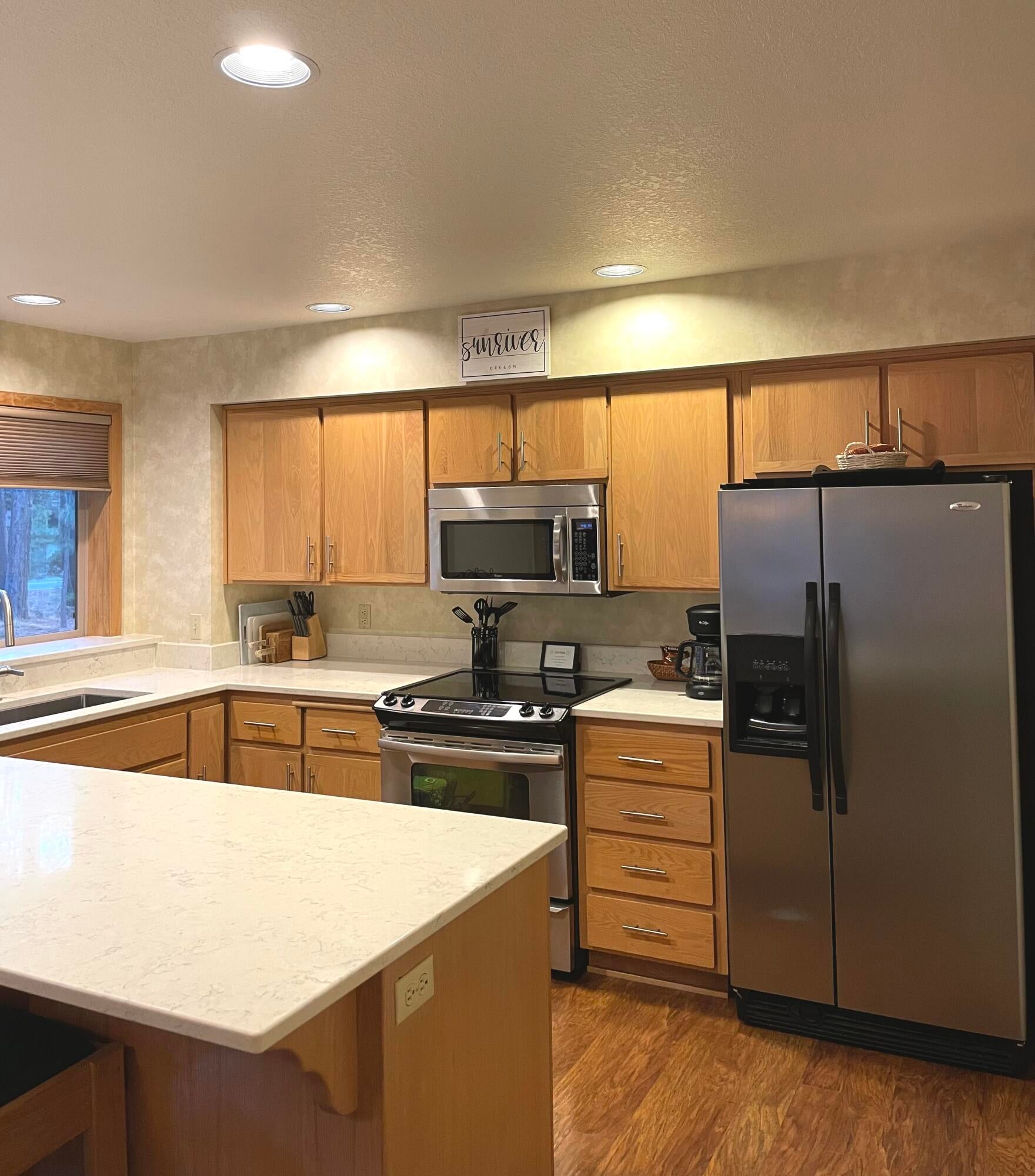57376 Beaver Ridge Loop, Unit 33C1 Sunriver, OR 97707 - Photo 10 of 35 10-Kitchen-R33