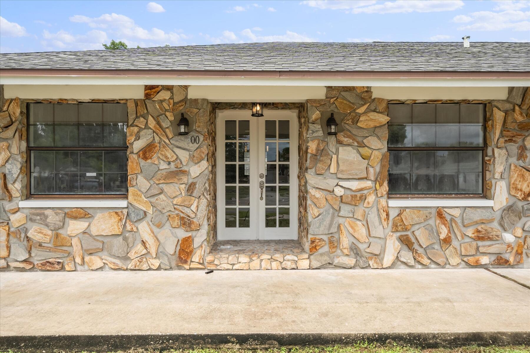 300 East Fee Avenue Melbourne, FL 32901 - Photo 3 of 27 a front view of a house