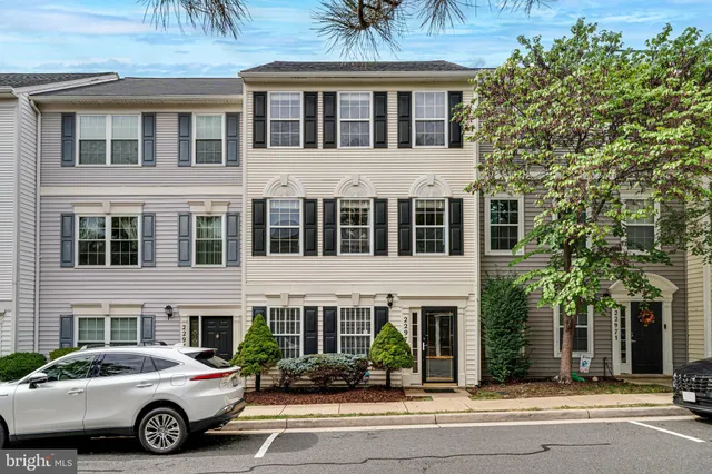 $575,000 | 22973 Whitehall Terrace, Sterling, VA 20166