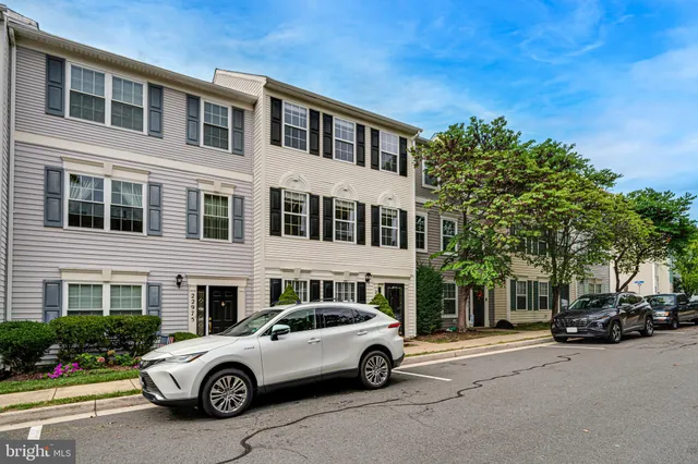 $575,000 | 22973 Whitehall Terrace, Sterling, VA 20166