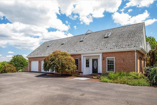 $999,950 | 256 Cliffside Drive, Edinburg, VA 22824