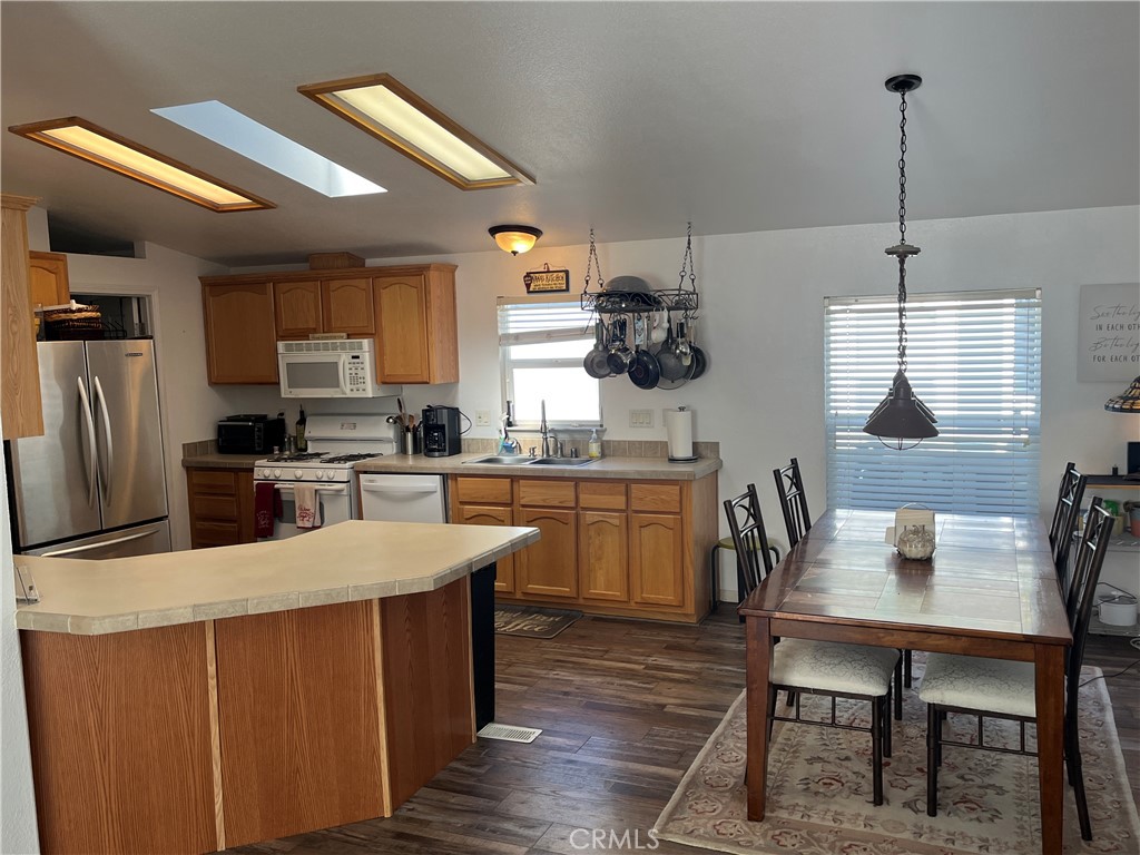 39950 7 Oaks Road, Unit 41 Angelus Oaks, CA 92305 - Photo 5 of 21 KITCHEN/DINING ROOM