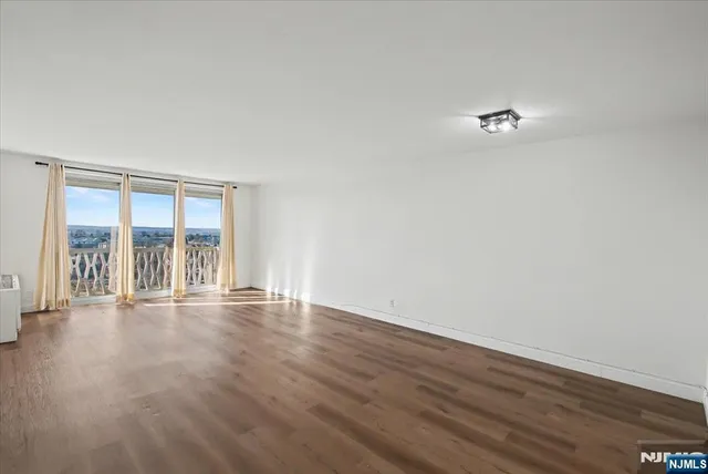 $3,000 | 2100 Linwood Avenue, Unit 12B, Fort Lee, NJ 07024