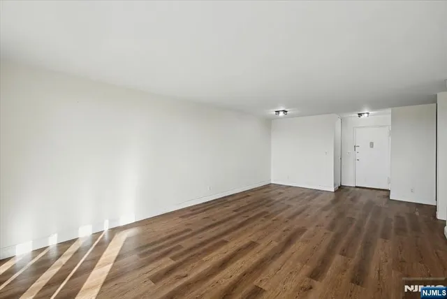 $3,000 | 2100 Linwood Avenue, Unit 12B, Fort Lee, NJ 07024