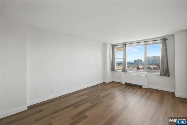 $3,000 | 2100 Linwood Avenue, Unit 12B, Fort Lee, NJ 07024