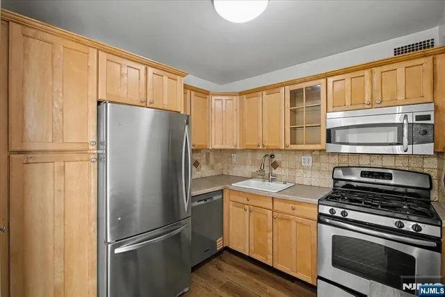 $3,000 | 2100 Linwood Avenue, Unit 12B, Fort Lee, NJ 07024