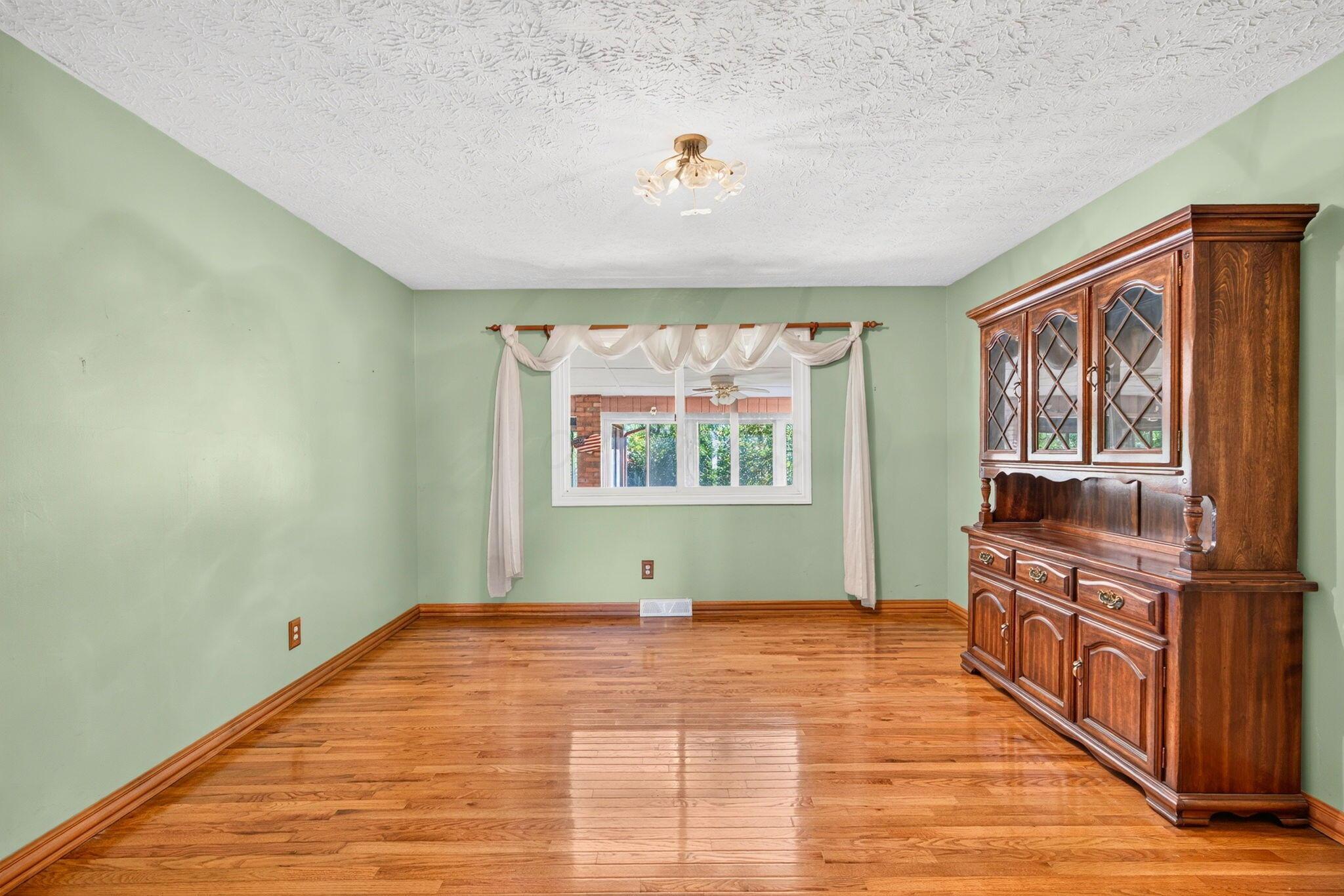 6832 Young Road Orient, OH 43146 - Photo 12 of 59 Dining Room