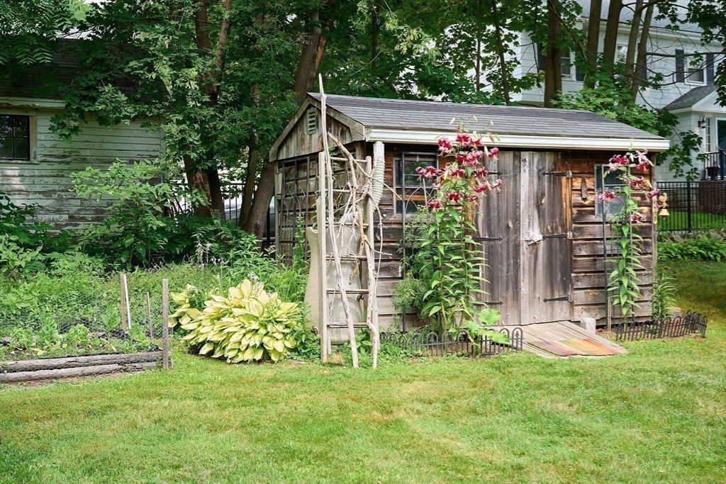 20 Manning Street, Unit 2 Ipswich, MA 01938 - Photo 25 of 27 a view of a pathway in front of house