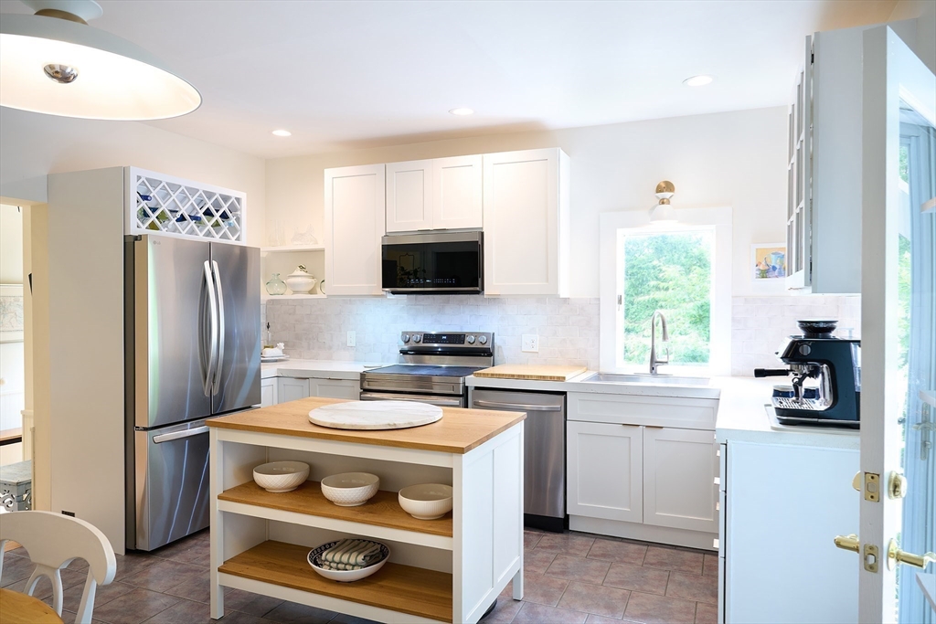 20 Manning Street, Unit 2 Ipswich, MA 01938 - Photo 6 of 27 a kitchen with a stove a refrigerator and a sink