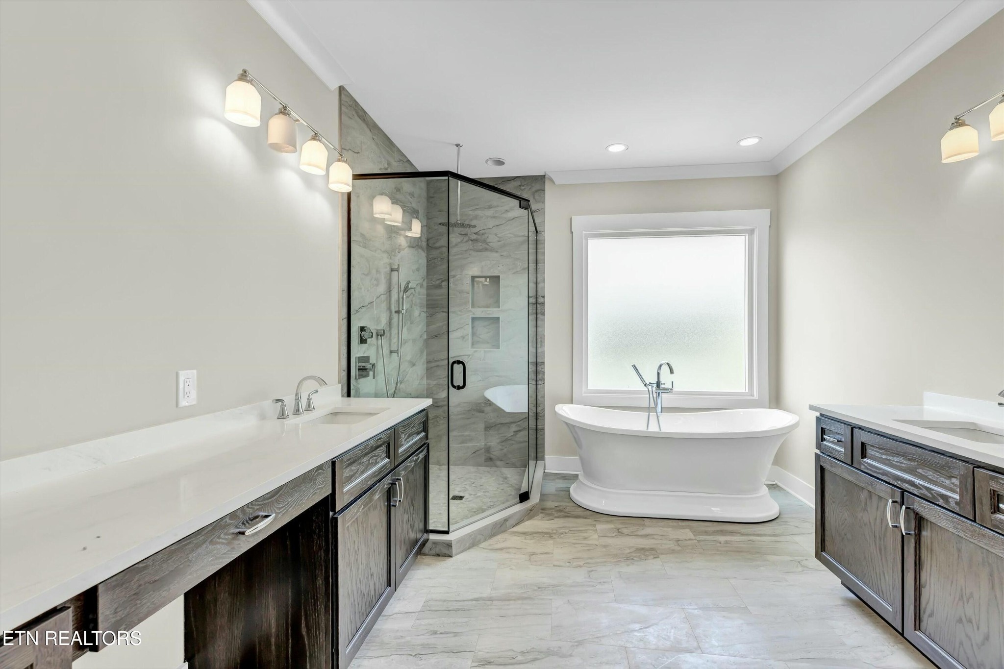 819 Anchor Vista Road Knoxville, TN 37934 - Photo 18 of 31 a spacious bathroom with a double vanity sink mirror and a bathtub