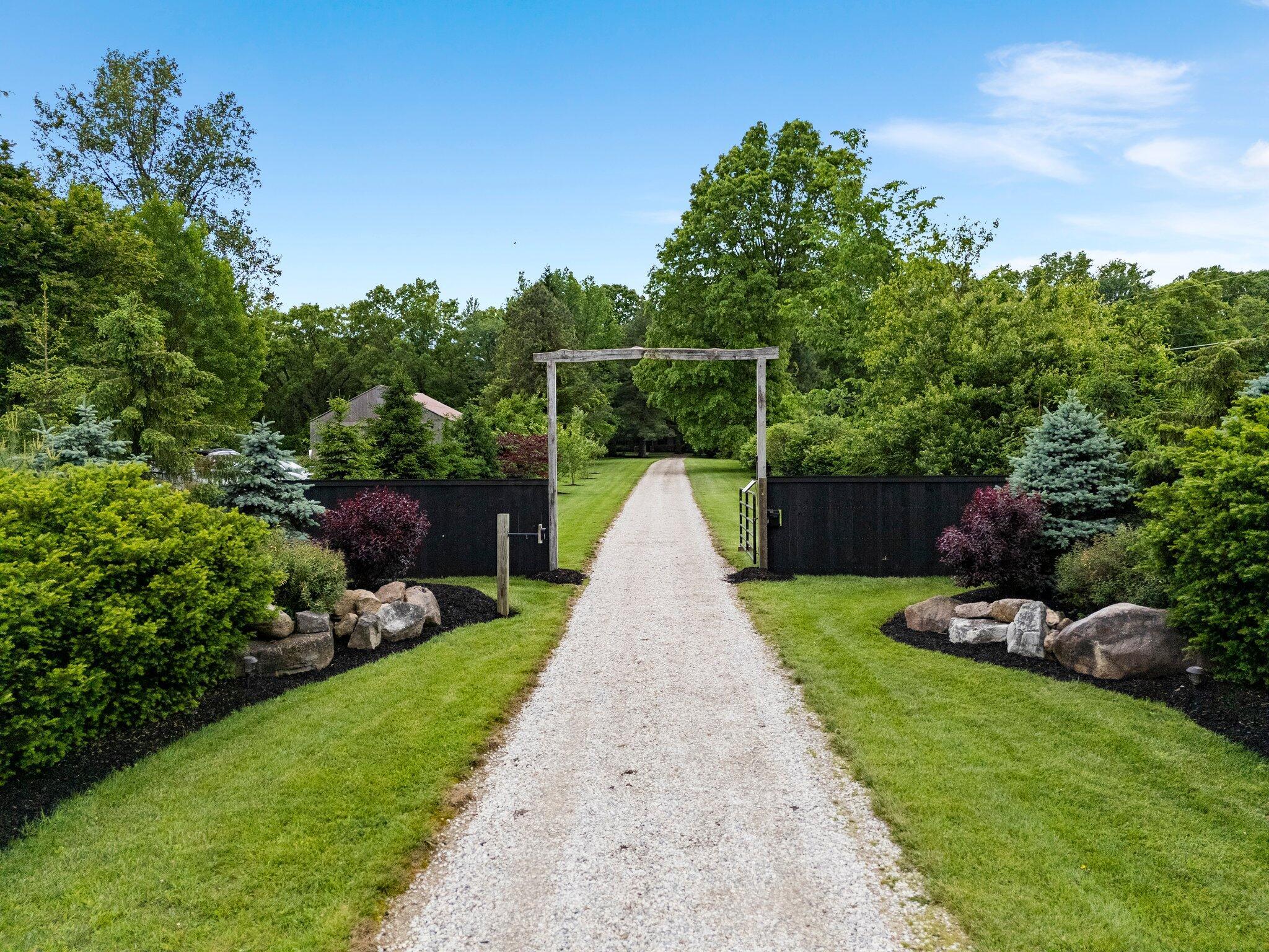 429 North Old State Road Delaware, OH 43015 - Photo 5 of 83 Driveway