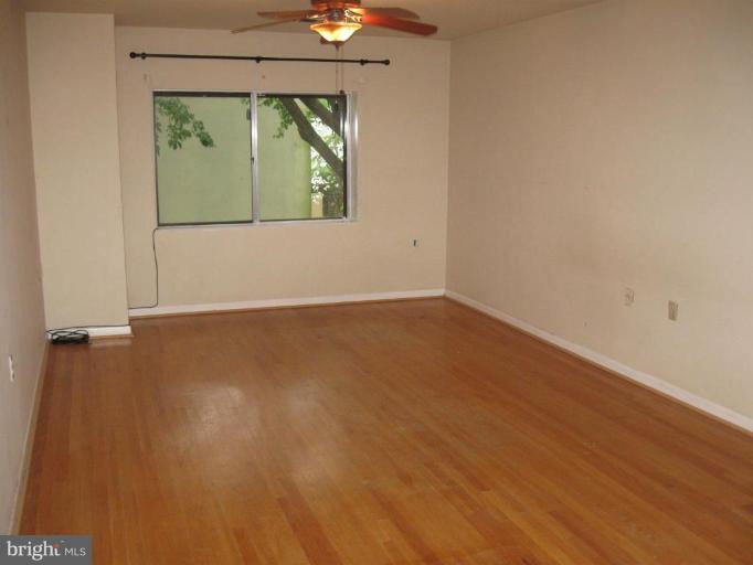 1527 Inlet Court Reston, VA 20190 - Photo 4 of 11 Big Master Bedroom w/full bath & Hardwood floor