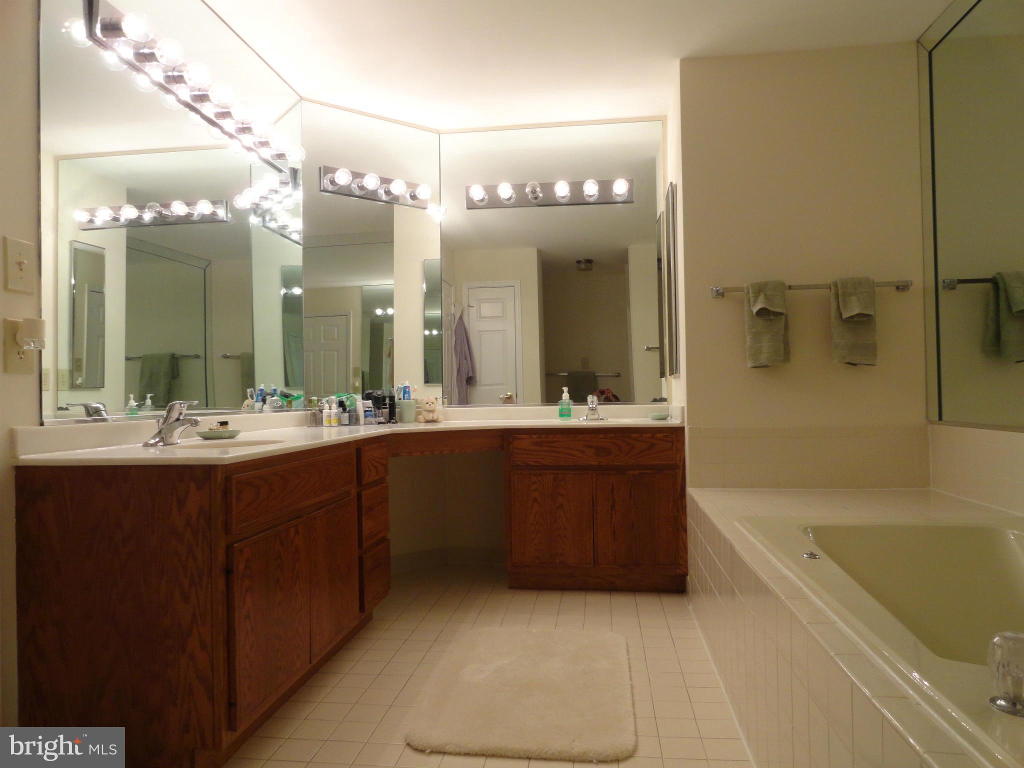 8015 Rising Ridge Road Bethesda, MD 20817 - Photo 22 of 30 Bath (Master)