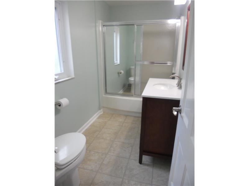 29 Kennedy Lane McKees Rocks, PA 15136 - Photo 19 of 24 Full Bath.