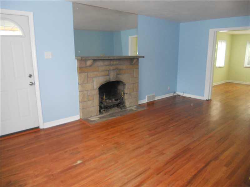 29 Kennedy Lane McKees Rocks, PA 15136 - Photo 7 of 24 Living Room.