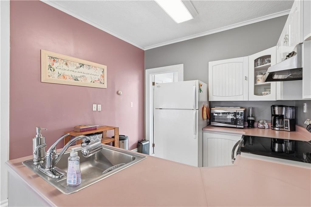 620 Blackburn Road, Unit 2 Sewickley, PA 15143 - Photo 8 of 17 Kitchen with electric stove, refrigerator.