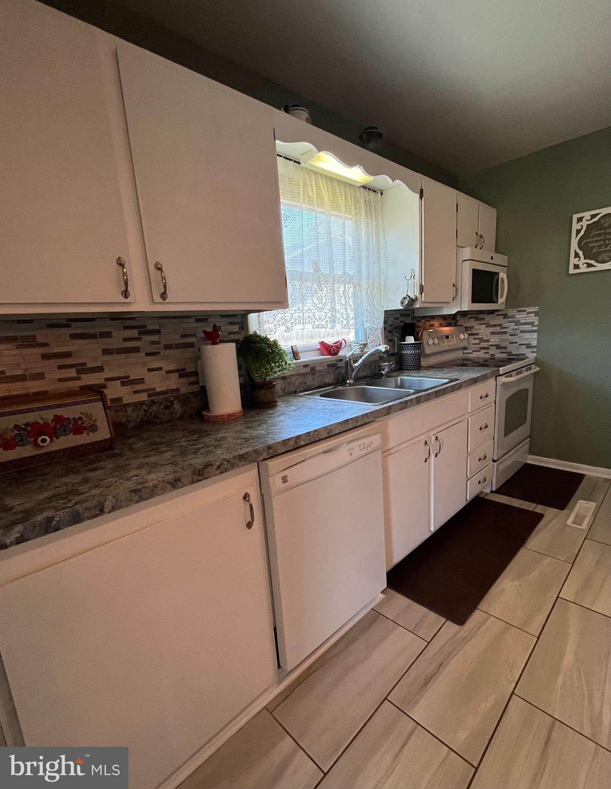41 Wolfs Bridge Road Carlisle, PA 17013 - Photo 3 of 26 kitchen