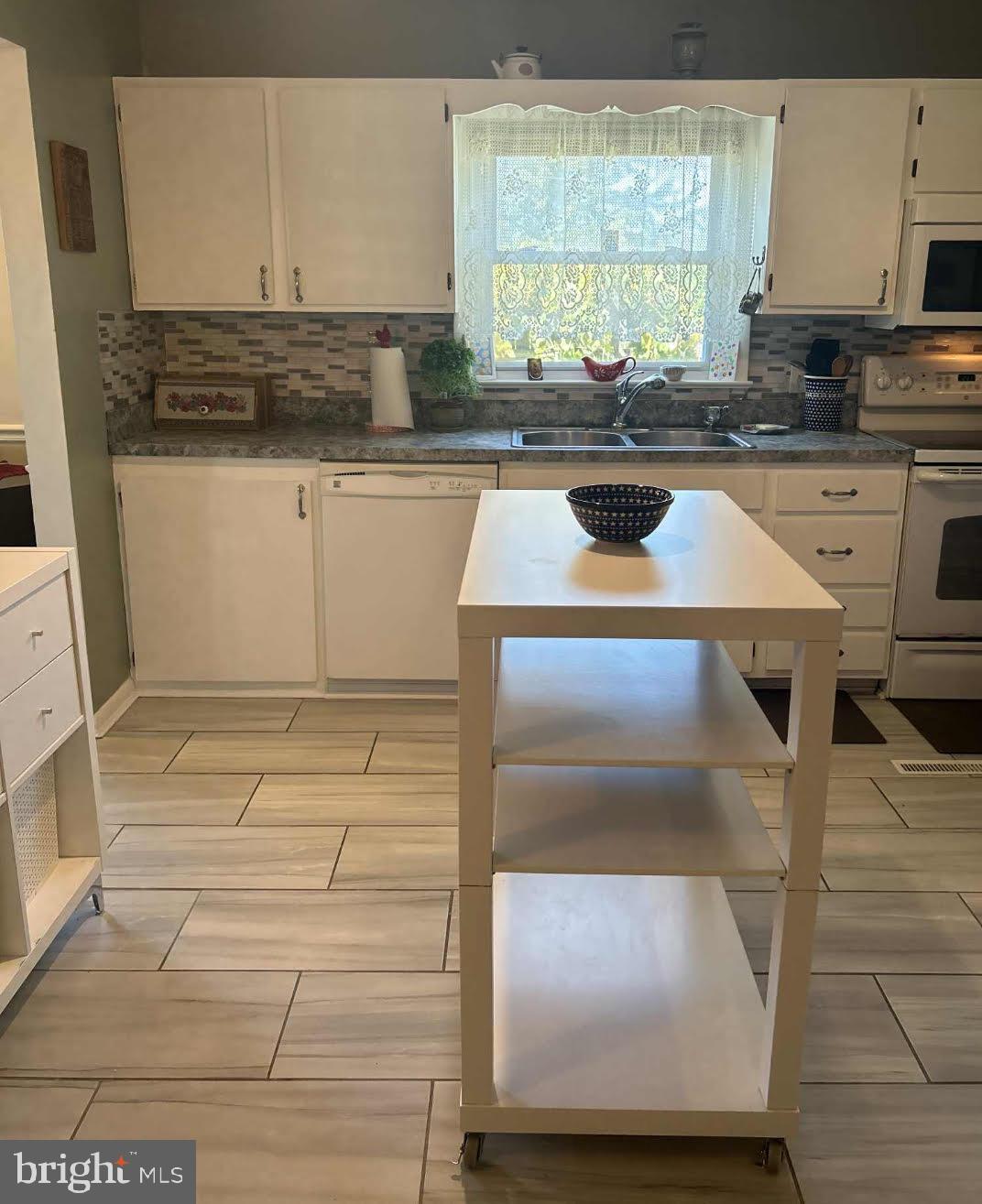 41 Wolfs Bridge Road Carlisle, PA 17013 - Photo 4 of 26 kitchen