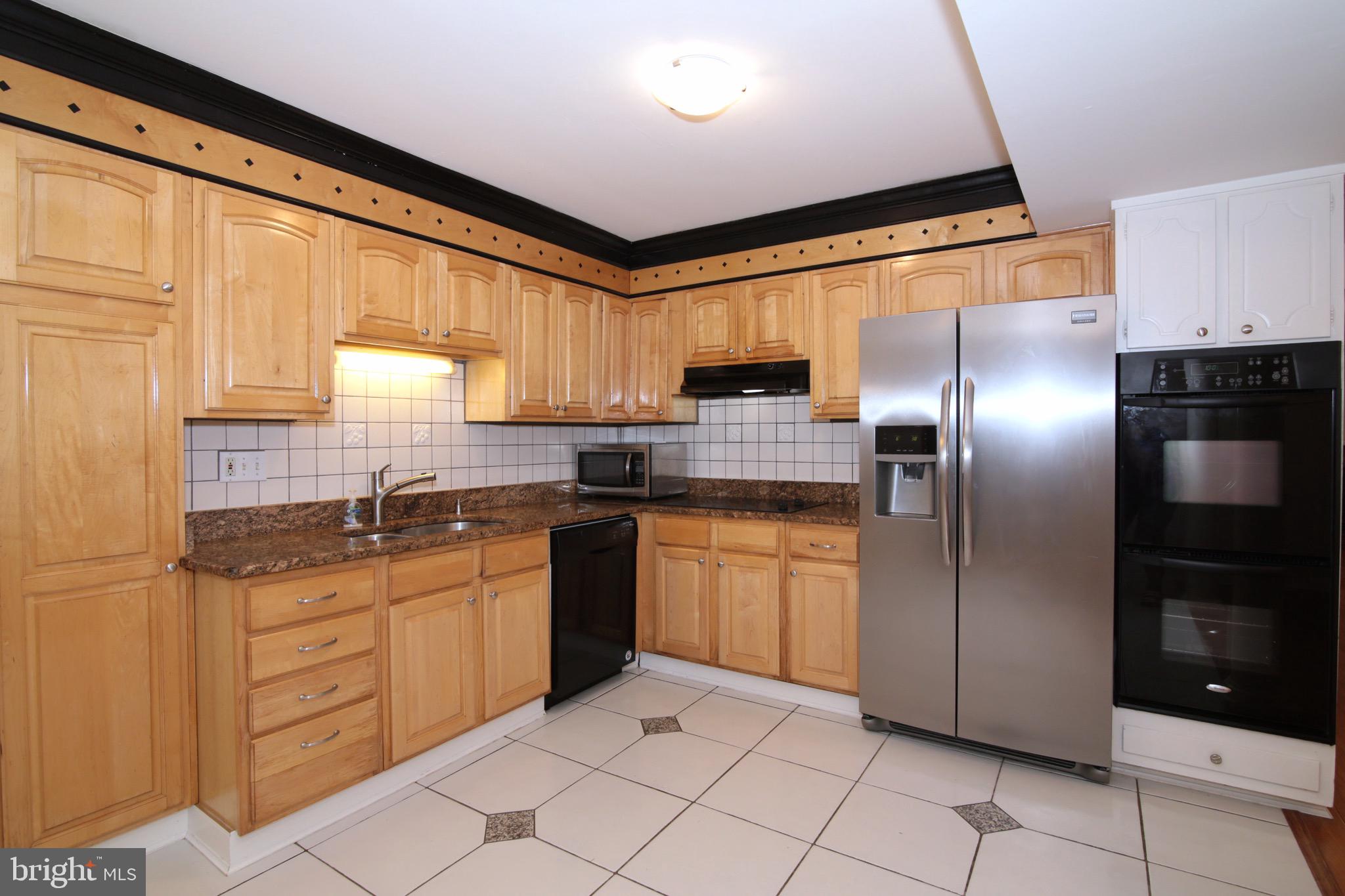 6623 Huntsman Boulevard Springfield, VA 22152 - Photo 13 of 32 Kitchen with Granite Counters