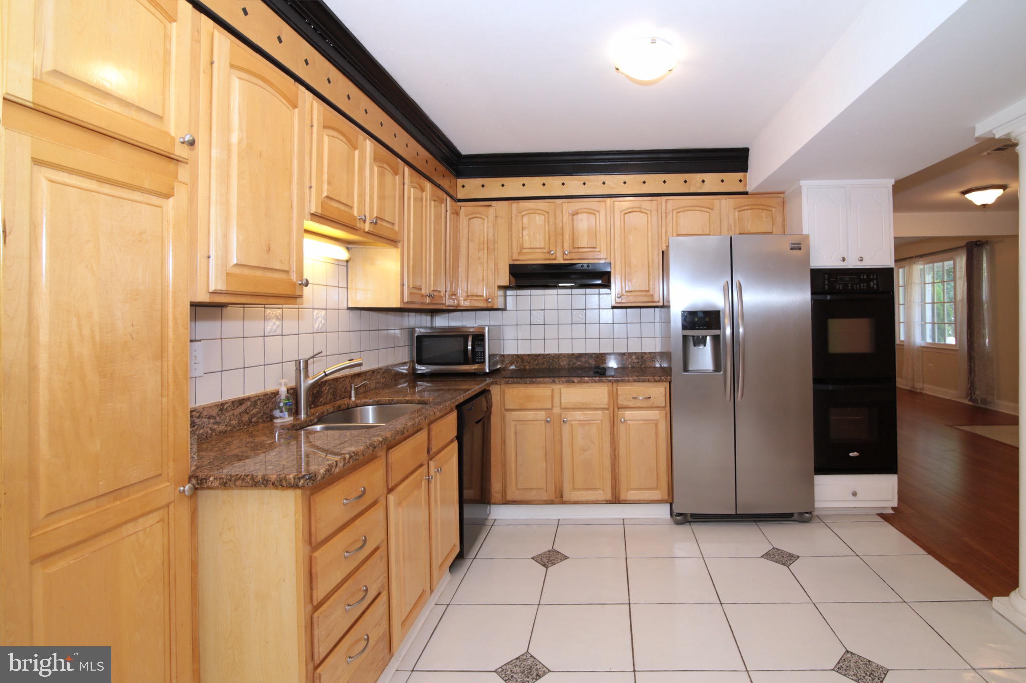6623 Huntsman Boulevard Springfield, VA 22152 - Photo 14 of 32 Kitchen with Maple Cabinets