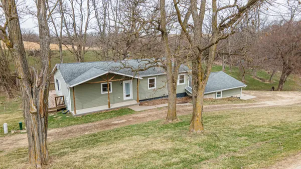 $325,000 | 13800 West Valley Road, East Dubuque, IL 61025