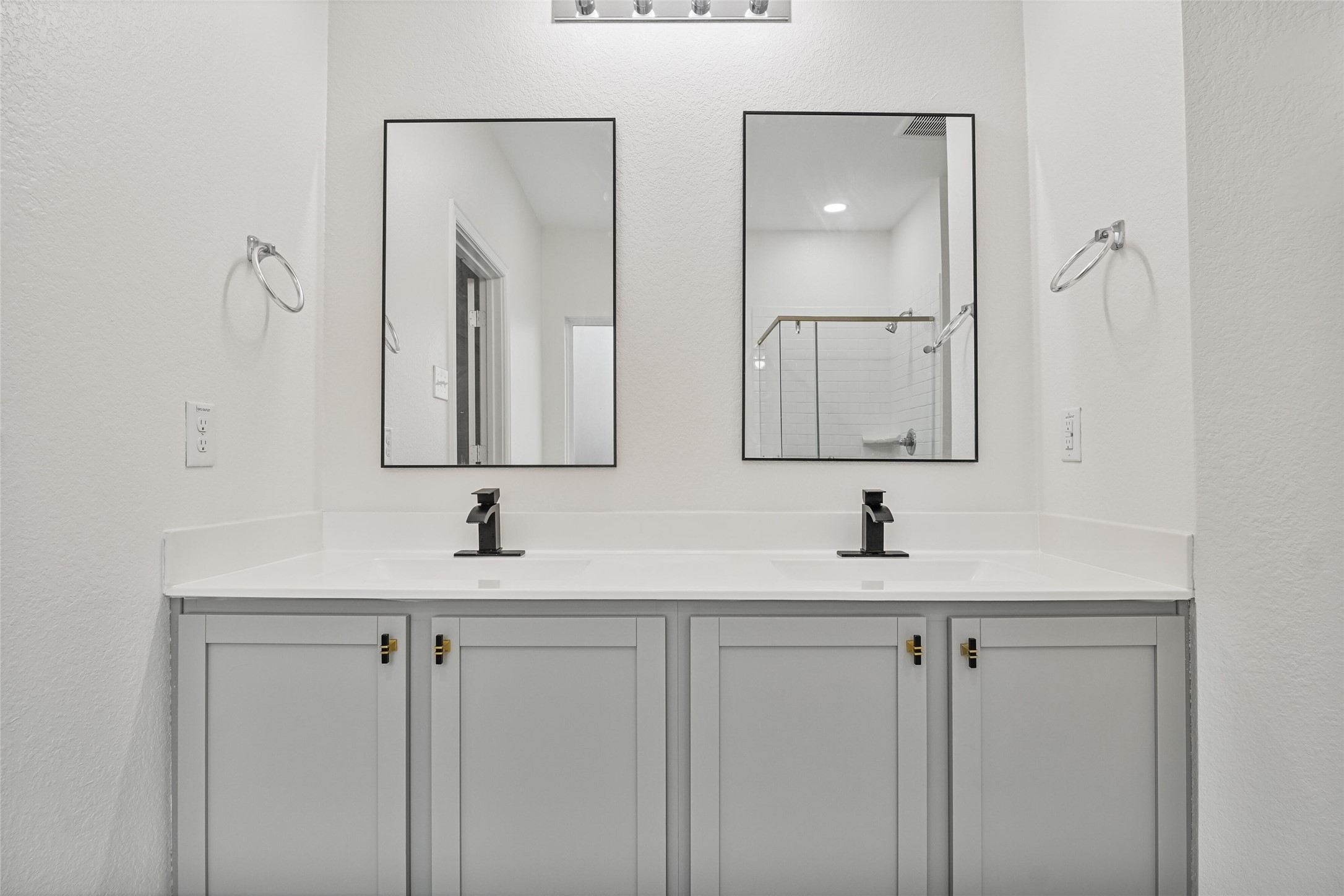 10511 Kings River Drive Rosharon, TX 77583 - Photo 14 of 25 a bathroom with double sink and two mirror