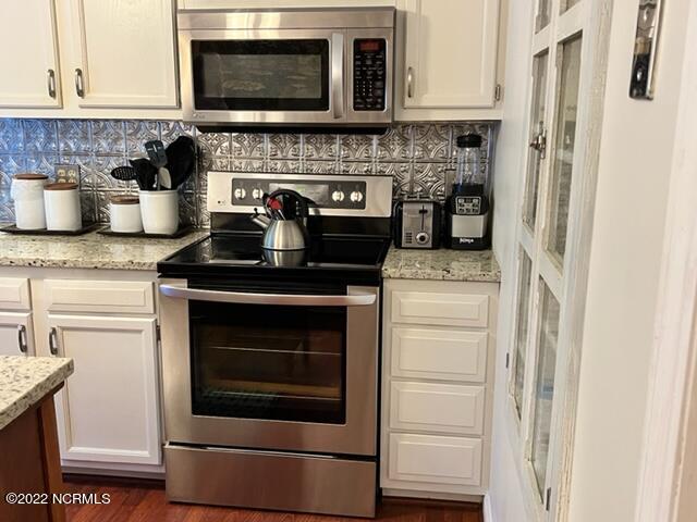 1985 Quail Ridge Road, Unit L Greenville, NC 27858 - Photo 15 of 43 Smooth-top, self-cleaning electric range.