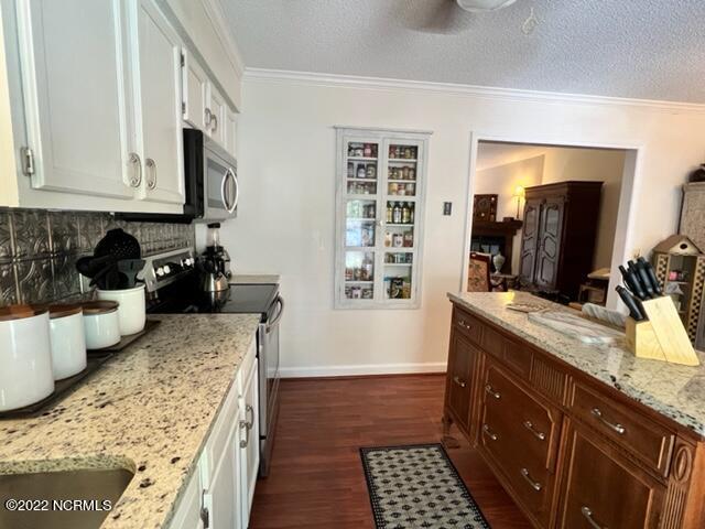1985 Quail Ridge Road, Unit L Greenville, NC 27858 - Photo 16 of 43 So convenient and unique with seed glass!
