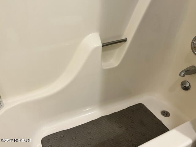 1985 Quail Ridge Road, Unit L Greenville, NC 27858 - Photo 25 of 43 Guest Tub
