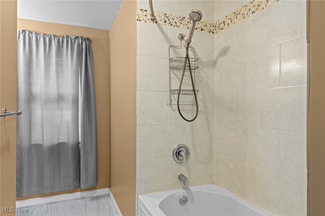 5865 Ruple Parkway Brook Park, OH 44142 - Photo 34 of 45 Bathroom with tiled shower / bath