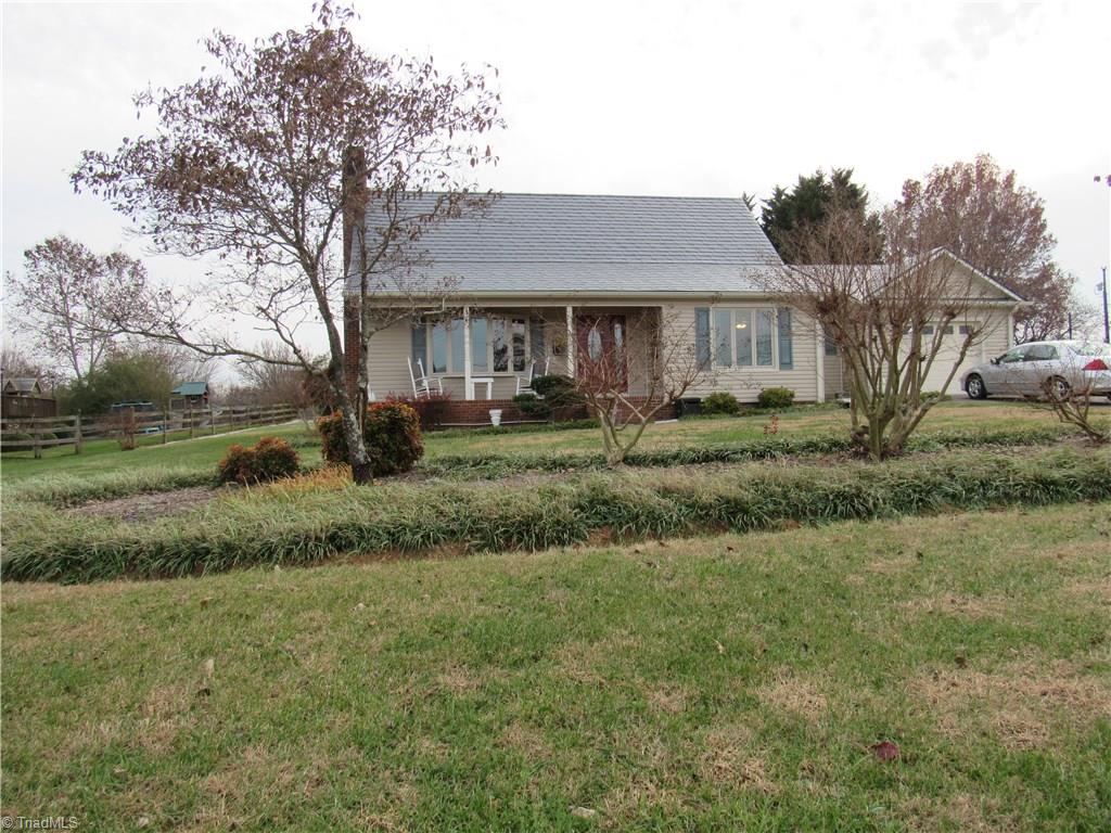 902 Mountain View Road King, NC 27021 - Photo 5 of 30