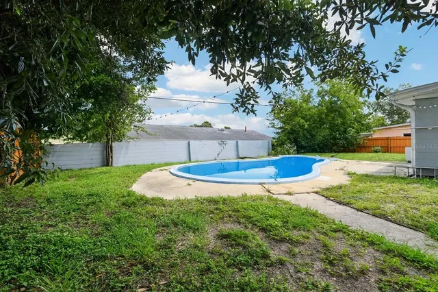 a view of a backyard