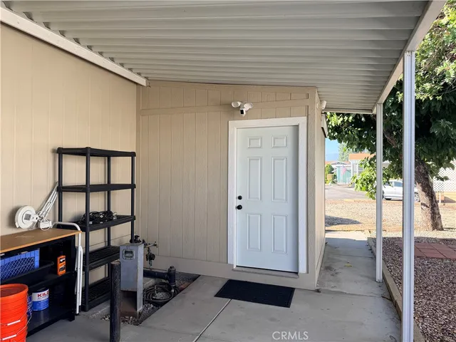 a view of entryway with an outdoor space
