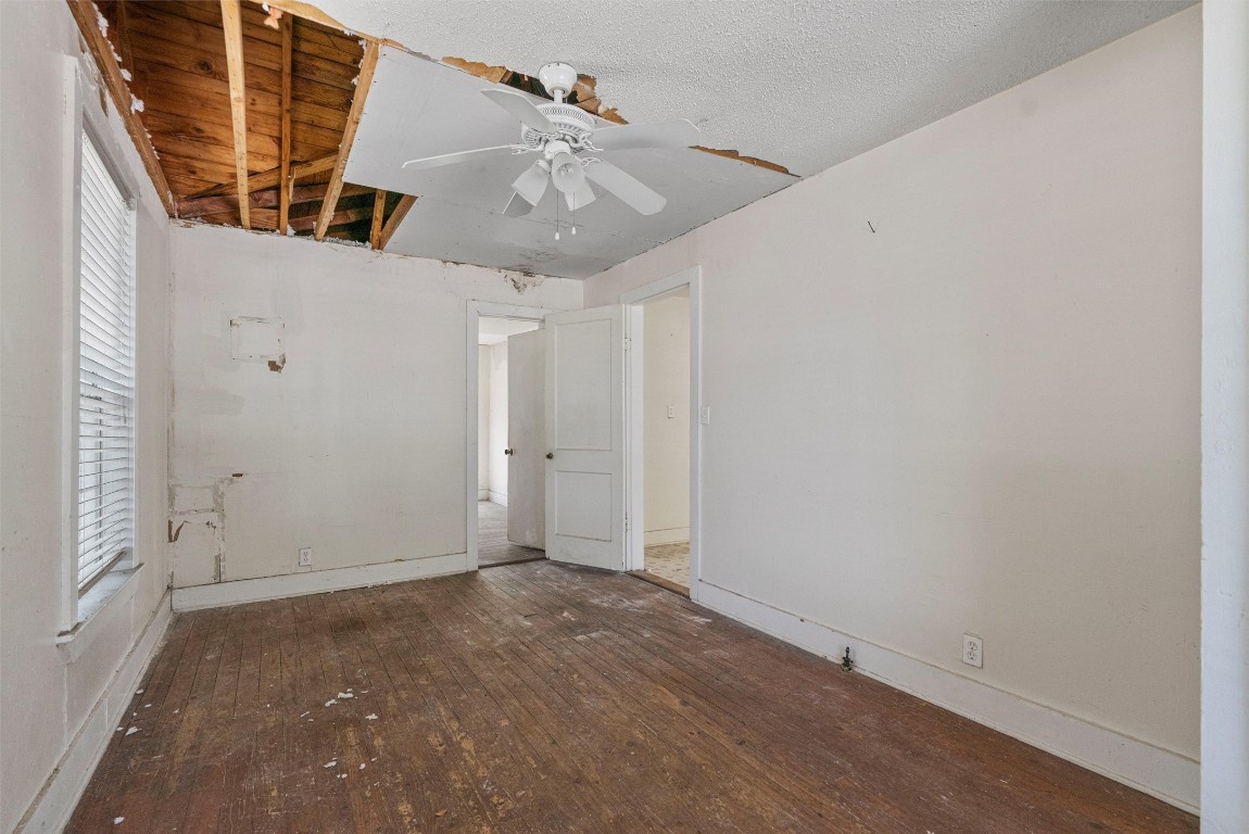 6311 Del Monte Road Austin, TX 78741 - Photo 18 of 24 an empty room with windows and ceiling fan