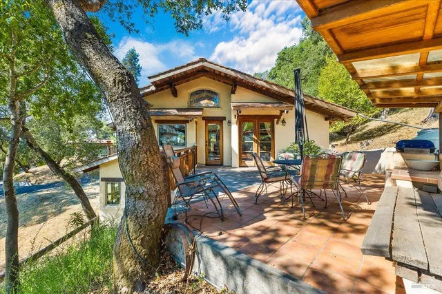 a view of a house with backyard and sitting area